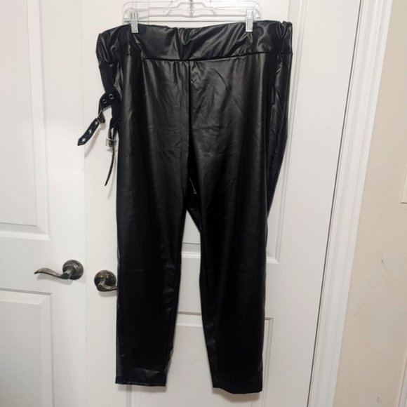 SHEIN black faux leather plus size pants - Picture 1 of 6